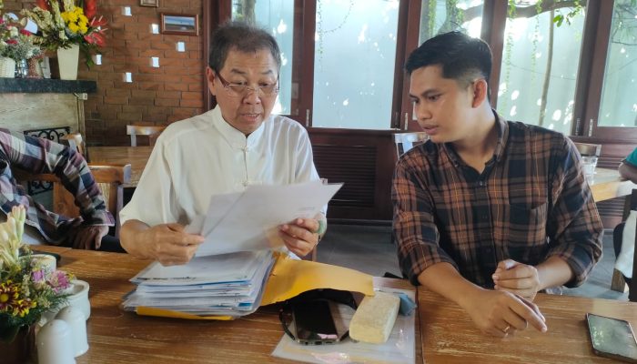 Pelapor, Nyoman Suarsana Hardika (67) didampingi Kuasa Hukumnya, I Made Dwiatmiko Aristianto, saat memberikan keterangan pers terkait sengketa lahan dengan Puri Satria, Kamis (22/6/2023). (Foto/Deliknews.com)