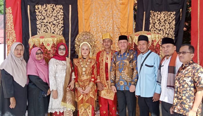 Foto bersama siswa yang menampilkan proses pesta pernikahan adat Minangkabau pada Supere Aude Art Festival SMAN 2 Lubuk Sikaping dengan tamu undangan, Wabup Pasaman, Sabar AS dan kepala sekolah, Ferry Gustin, Kamis 15 Juni 2023.