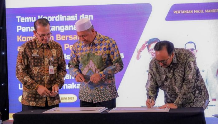 penandatanganan komitmen bersama antara mitra pembiayaan dan pelaku usaha agribisnis, serta pengembangan usaha pertanian di Hotel Mercure, Sumatera Barat, Sabtu (9/6/23)