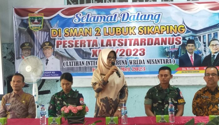 Kepala SMAN 2 Lubuk Sikaping, Ferry Gustin memberikan sambutan.