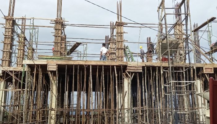 Proses pengerjaan Pembangunan Shelter Tsunami Ranah Pasisia SDN 02 Maligi, Sabtu 17 Desember 2022.
