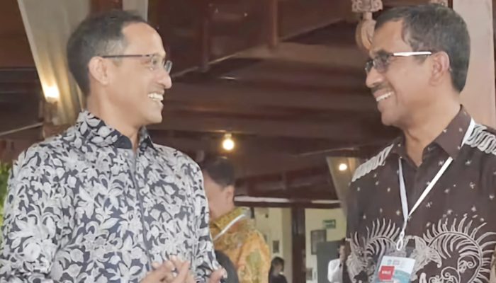 Kepala Dinas Pendidikan Provinsi Sumatera Barat, Barlius bersama Menteri Pendidikan, Kebudayaan, Riset, dan Teknologi, Nadiem Makarim, di Gedung Trimurti, Prambanan, Yogyakarta Selasa (30/5/2023).
