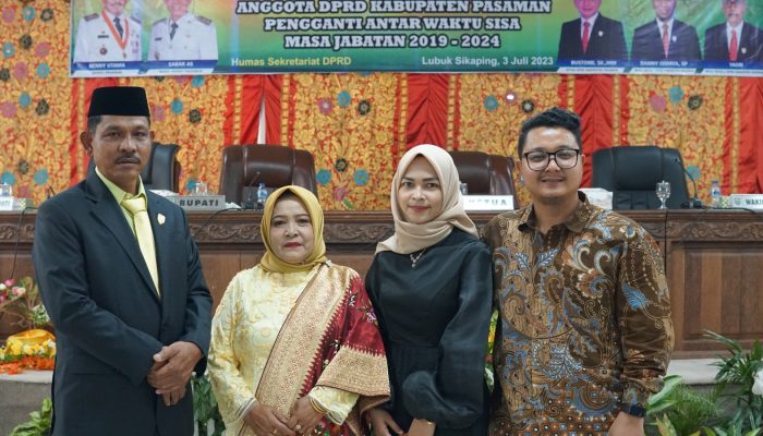 Hamdan (jas hitam) dan keluarga besar setelah dilantik sebagai PAW DPRD Pasaman, Senin (3/7/23).
