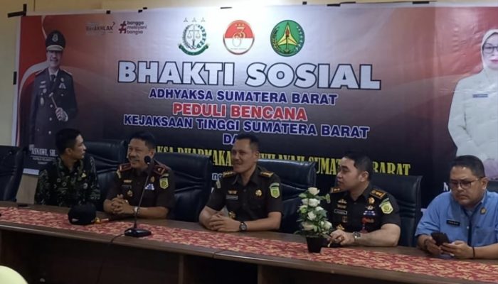Kejaksaan Tinggi Sumatera Barat (Sumbar) menggelar Bhakti Sosial Adhyaksa Sumatera Barat Peduli Bencana, Kamis 20 Juli 2023, berlangsung pukul 08.00 WIB di kantor Camat Padang Selatan.