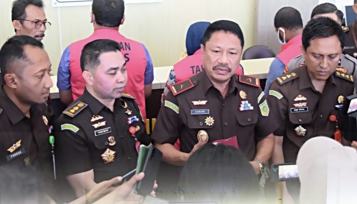 Konferensi pers digelar Selasa 25 Juli 2023, oleh Kajati Sumbar, Asnawi didampingi Aspidsus Kejati Sumbar, Hadiman, dan Kasi Penkum Kejati Sumbar, Farouk Fahrozi. (Dok. Penkum Kejati Sumbar)