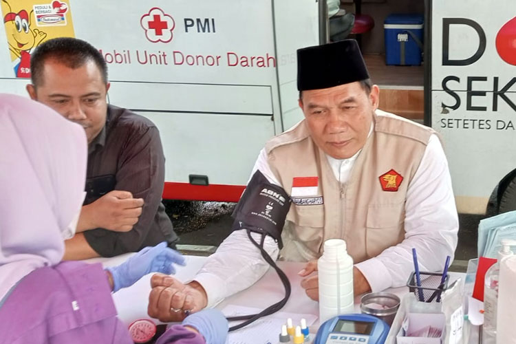 Bambang Haryo saat melakukan donor darah