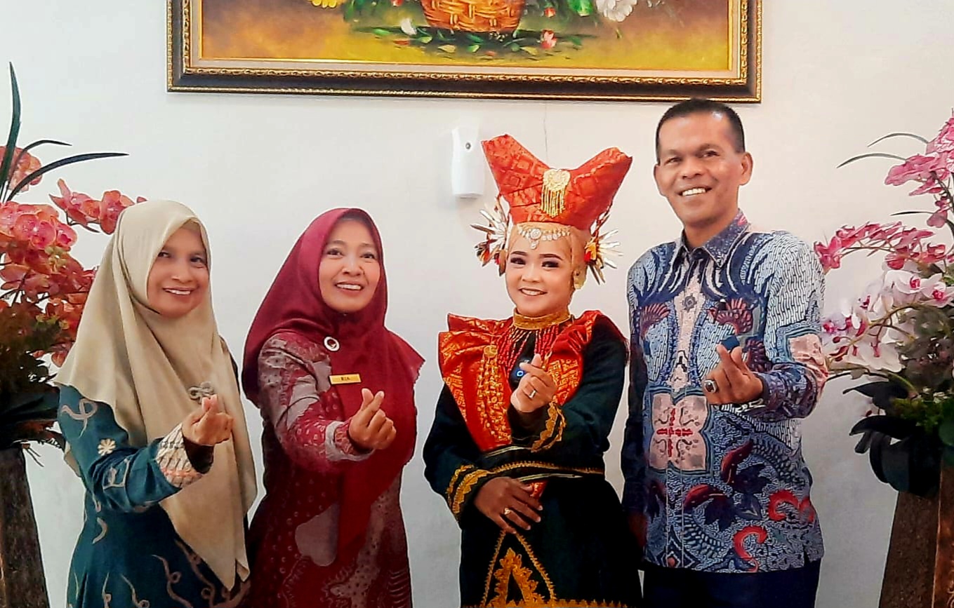 Foto bersama Najwa Yetrina Arbi dengan Kepala SMKN 1 LubukSikaping, Muslim, M.Pd., kepala sekolah yang visioner, dan Ibu Ria Wahyuni selaku guru pembimbing.