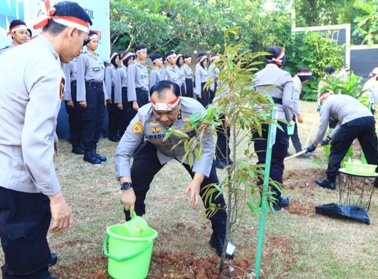 Polri melakukan penanaman pohon di Sepolwan, Ciputat, Jakarta Selatan, Jumat (18/8/2023).