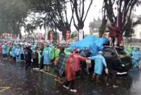 Pada Selasa, 01 Agustus 2023, ribuan warga dari Nagari Air Bangis, Pasaman Barat, Sumatera Barat, diguyur hujan saat unjuk rasa di kantor Gubernur.
