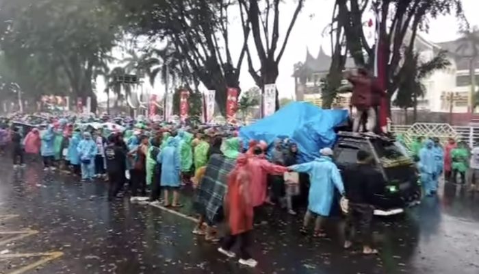 Pada Selasa, 01 Agustus 2023, ribuan warga dari Nagari Air Bangis, Pasaman Barat, Sumatera Barat, diguyur hujan saat unjuk rasa di kantor Gubernur.