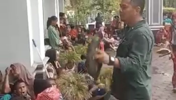 Maidestal Hari Mahesa, membawa para demonstran ke rumahnya di Padang Pasir agar terhindar dari hujan yang mengguyur.
