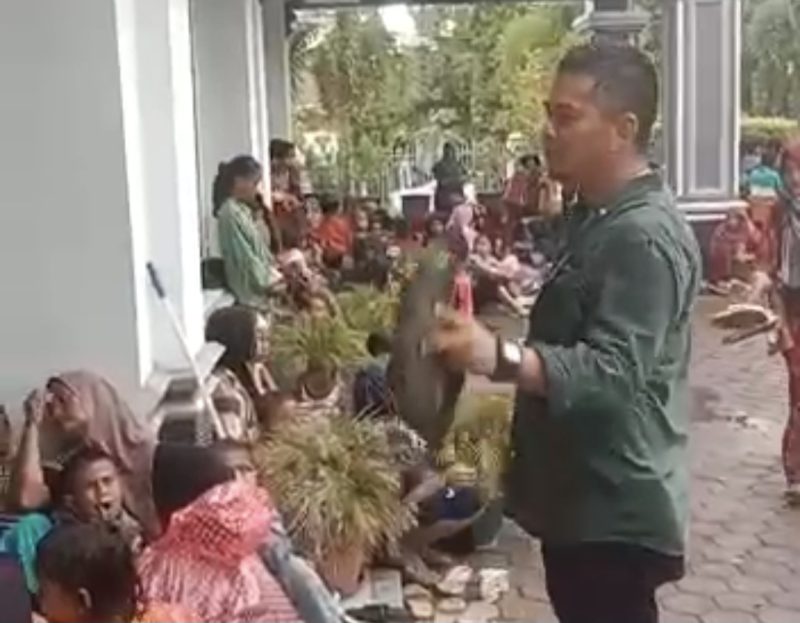 Maidestal Hari Mahesa, membawa para demonstran ke rumahnya di Padang Pasir agar terhindar dari hujan yang mengguyur.