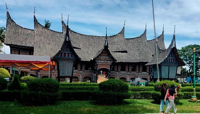 Anjungan daerah di Taman Mini Indonesia Indah (TMII) telah selesai direvitalisasi dan dibuat tanpa pagar pembatas, Minggu (20/11/2022). (dok. Beritasatu)