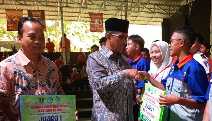 Kepala Dinas Pendidikan Sumatera Barat, Barlius dan Kabid PSMK Dinas Pendidikan Sumbar, Ariswan, memberikan hadiah kepada peserta yang juara.