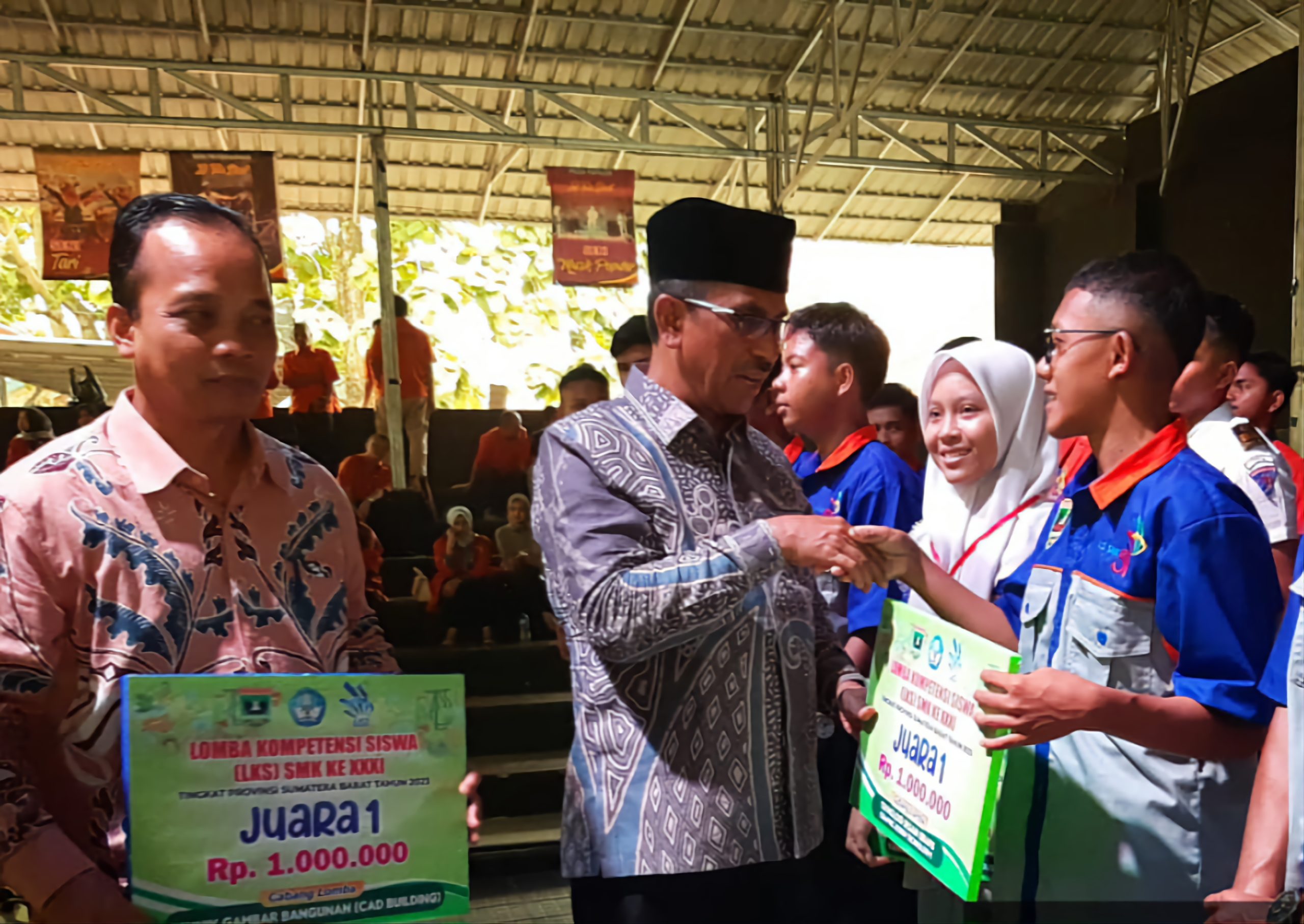 Kepala Dinas Pendidikan Sumatera Barat, Barlius dan Kabid PSMK Dinas Pendidikan Sumbar, Ariswan, memberikan hadiah kepada peserta yang juara.