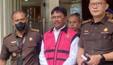 Menkominfo, Johnny G Plate (rompi merah) tersangka kasus korupsi pengadaan infrastruktur base transceiver station (BTS) 4G Bakti Kominfo berjalan bersama petugas Kejaksaan ke mobil tahanan usai diperiksa di Gedung Bundar Kejaksaan Agung, Jakarta Selatan, Rabu 17 Mei 2023.