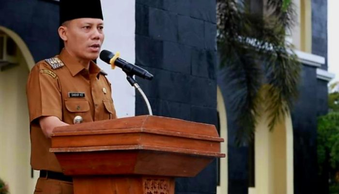 Plt Bupati Pasaman, Sabar AS, pimpin apel pagi gabungan di halaman Kantor Bupati Pasaman, Senin (6/11/23).