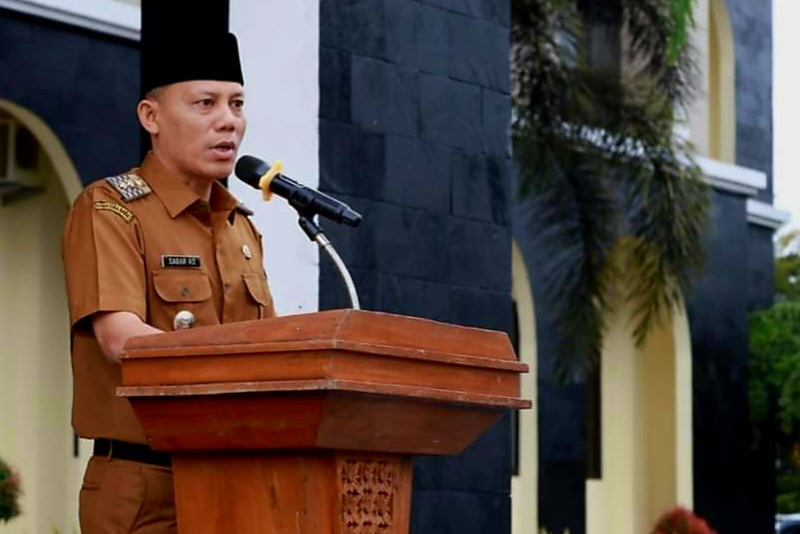 Plt Bupati Pasaman, Sabar AS, pimpin apel pagi gabungan di halaman Kantor Bupati Pasaman, Senin (6/11/23).