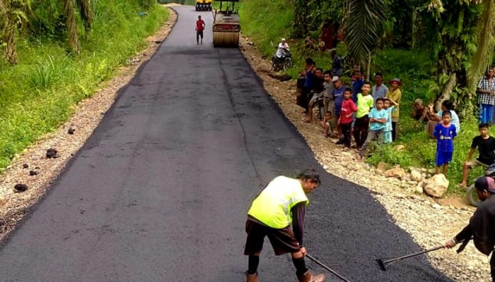 Proyek Rekonstruksi Jalan Ruas Hulu Layang - Muaro Sungai Lolo di Kabupaten Pasaman Kontraktor PT. Pasindo Prima Kreasi, bobot sudah 70,76%, Kamis (9/11/23).