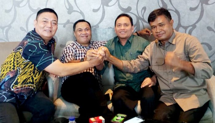 Khairuddin Simanjuntak (kiri) salam kompak dengan Anggota DPRD Sumbar, Suharjono (kanan), Donizar (tengah kanan) dan Sawal (tengah kiri).