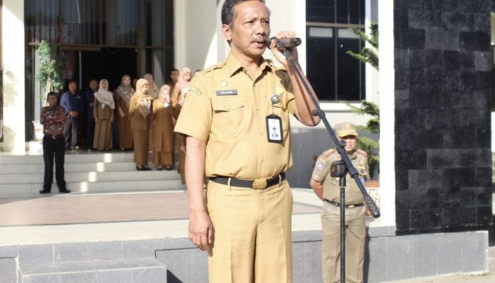 Sekda Pemkab Pasaman, Mara Ondak memberikan arahan saat apel gabungan di halaman Kantor Bupati Pasaman, Senin (04/11/19).