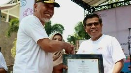 Sekretaris Daerah Bukittinggi, Martias Wanto menerima penghargaan tersebut atas nama Wali Kota Erman Safar di halaman Kantor Gubernur Sumatera Barat, Minggu (29/10/23).