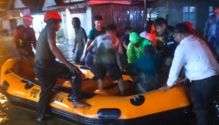 Keadaan banjir di daerah Panapa, Nagari Durian Tinggi, Sabtu (2/12/23) jam 21.25 Wib. (dok. Kiriman Wali Nagari Durian Tinggi)