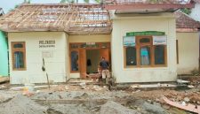 Keterangan Foto : Rehabilitas gedung Polindes Desa Kepel Kecamatan Kare. (Dian/deliknews.com)