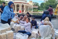 Ketua Umum IPIP saat membagikan Takjil ramadan di Jalan Yos Soedarso Surabaya/Istimewa