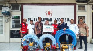 Prita Marisca, Head Section Chanell & Management BNI Sumbar Riau Kepri menyerahkan Bantuan Senilai 40 juta untuk PMI Sumbar Bersama Jajaran Pimpinan PMI
