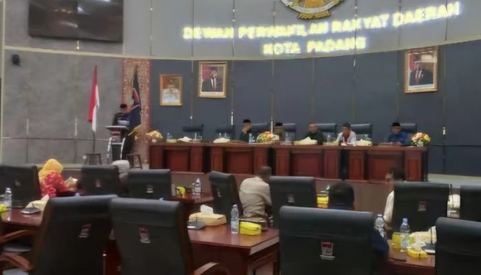 Dewan Perwakilan Rakyat Daerah (DPRD) Kota Padang menggelar rapat paripurna penyampaian KUA-PPAS 2025 oleh Pejabat (Pj) Wali Kota Padang pada Jumat, 12 Juli 2024