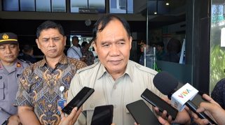 Bambang Haryo saat dorstop bersama wartawan di Dermaga ASDP Ketapang Banyuwangi/Foto : Istimewa