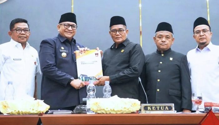 Paripurna DPRD Kota Padang tentang Penyampaian Pendapat Akhir Fraksi-Fraksi terhadap Ranperda Fasilitas Penyelenggaraan Masjid Rabu (7/8/2024) malam.