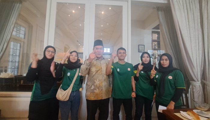 Bambang Haryo bersama para atlet pencak silat Surabaya yang mewakili Jatim di PON Aceh-Sumut/Foto : Deliknews.com