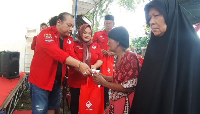 Ketua Umum Laskar Ngawi Syahnoer dan Anis Rupatinera saat memberikan sedekah kepada Lansia/Foto : Istimewa