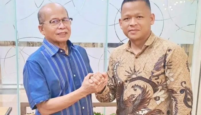 Prof. Dr. Abdul Latif, S.H., M.Hum (pakai mata) bersama Darlinsah, S.H., LL.M