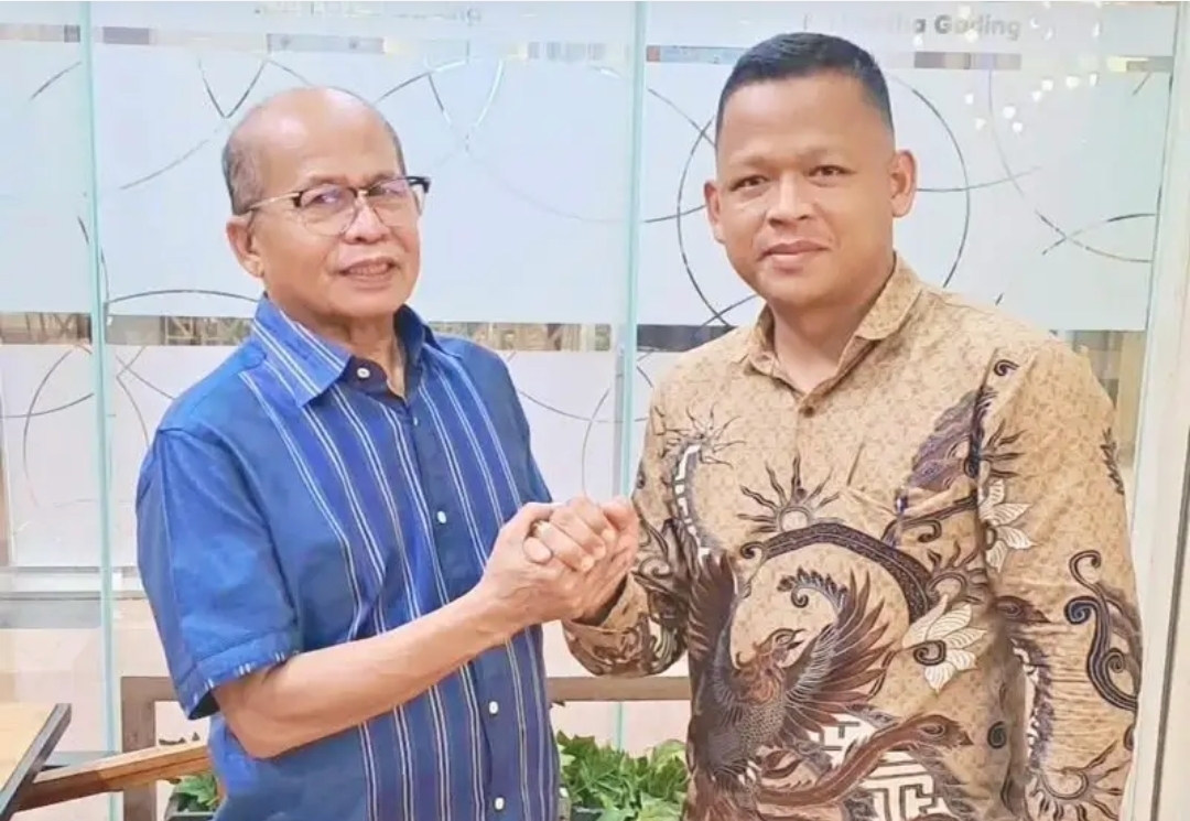 Prof. Dr. Abdul Latif, S.H., M.Hum (pakai mata) bersama Darlinsah, S.H., LL.M
