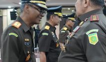 Jaksa Agung ST Burhanuddin salami Muhibuddin usai dilantik jadi Kepala Kejaksaan Tinggi (Kajati) Sumatera Barat, Kamis (23/10/2025).