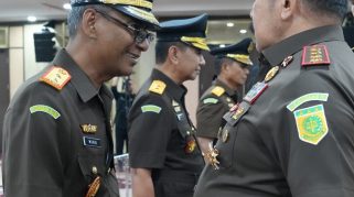 Jaksa Agung ST Burhanuddin salami Muhibuddin usai dilantik jadi Kepala Kejaksaan Tinggi (Kajati) Sumatera Barat, Kamis (23/10/2025).