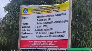 Papan informasi pekerjaan revitalisai SMKN 1 Tanjung Raya