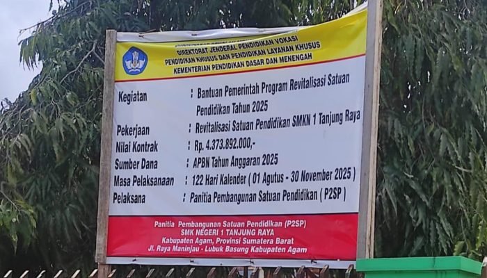 Papan informasi pekerjaan revitalisai SMKN 1 Tanjung Raya