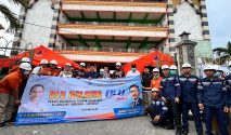 Anggota DPR-RI Bambang Haryo bersama DLU Holding saat memberikan bantuan/Foto : Istimewa