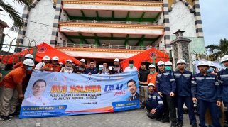 Anggota DPR-RI Bambang Haryo bersama DLU Holding saat memberikan bantuan/Foto : Istimewa