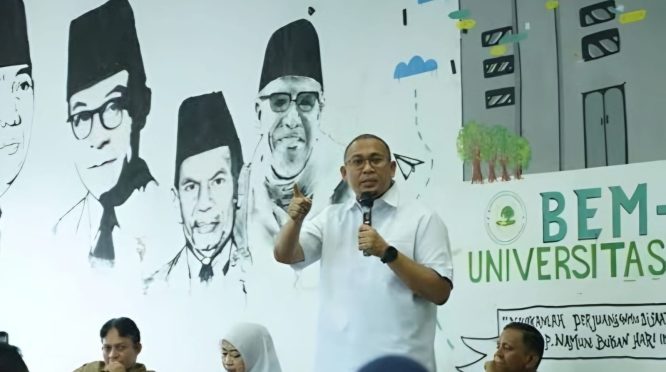Wakil Ketua Komisi VI DPR RI, Andre Rosiade hadir langsung dalam diskusi publik bersama BEM KM Universitas Andalas bertema “Menguliti Narasi Keberhasilan Pemerintah Pusat di Tengah Krisis Daerah” pada Kamis (9/4/2026).
