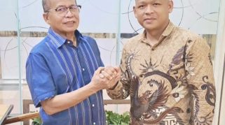 Kaprodi Doktor Ilmu Hukum Universitas Jayabaya, Prof Abdul Latif bersama Ketua DPW Komunitas Pemberantas Korupsi Sumatera Barat, Darlinsah, S.H., LL.M.