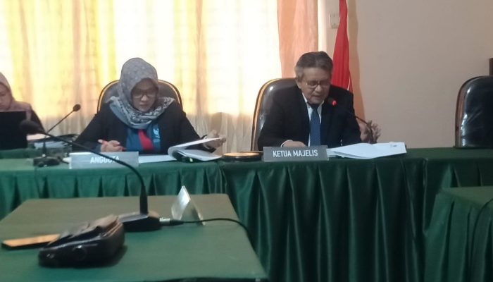 Sidang Pembacaan Putusan Sengketa Informasi antara Darlinsah selaku Pemohon dengan PT Bank Nagari sebagai Termohon Perkara dengan Nomor Register: 04/II/KISB-PS/2026 pada Kamis 21 Mei 2026 di Komisi Informasi Provinsi Sumatera Barat dengan Riswandy sebagai Ketua Majelis, serta Tanti Endang Lestari dan Idham Fadhli masing-masing sebagai Anggota Majelis dengan didampingi Triutama sebagai Panitera Pengganti serta dihadiri oleh Pemohon dan Termohon.