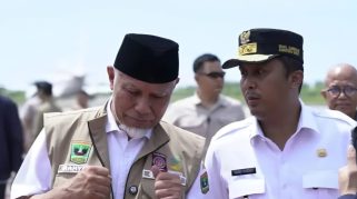 Gubernur Sumatera Barat, Mahyeldi Ansharullah bersama Wakil Gubernur Sumatera Barat, Vasko Ruseimy, usai melepas kepulangan Presiden Republik Indonesia, Prabowo Subianto, di Bandara Internasional Minangkabau, Kamis (18/12/2025), setelah meninjau langsung kondisi masyarakat terdampak bencana. Kehadiran pemerintah pusat dan daerah yang terkoordinasi menjadi bagian dari upaya percepatan penanganan dan pemulihan di Sumatera Barat.
