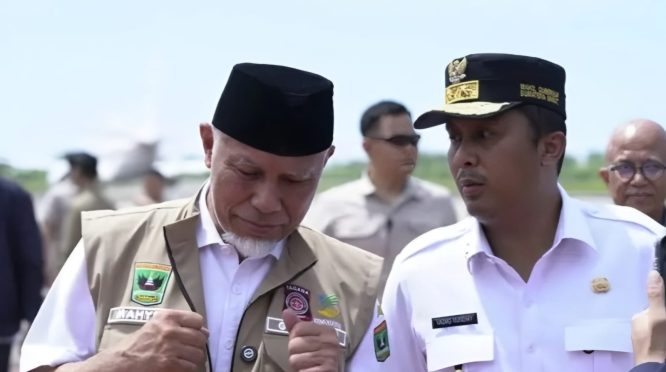Gubernur Sumatera Barat, Mahyeldi Ansharullah bersama Wakil Gubernur Sumatera Barat, Vasko Ruseimy, usai melepas kepulangan Presiden Republik Indonesia, Prabowo Subianto, di Bandara Internasional Minangkabau, Kamis (18/12/2025), setelah meninjau langsung kondisi masyarakat terdampak bencana. Kehadiran pemerintah pusat dan daerah yang terkoordinasi menjadi bagian dari upaya percepatan penanganan dan pemulihan di Sumatera Barat.