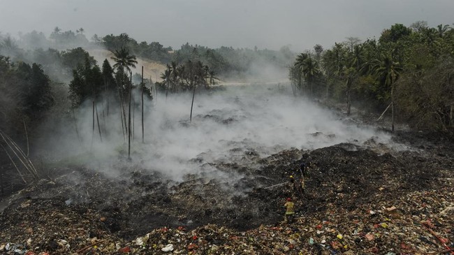 Hari Kelima Kebakaran TPA Jatiwaringin, Api Masih Menyala Meski Water Bombing Digencarkan