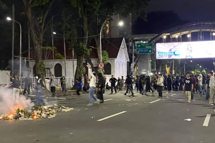 Kondisi Grahadi Surabaya Pasca Demo Ricuh: Pagar Rusak hingga Belasan Mahasiswa Diamankan